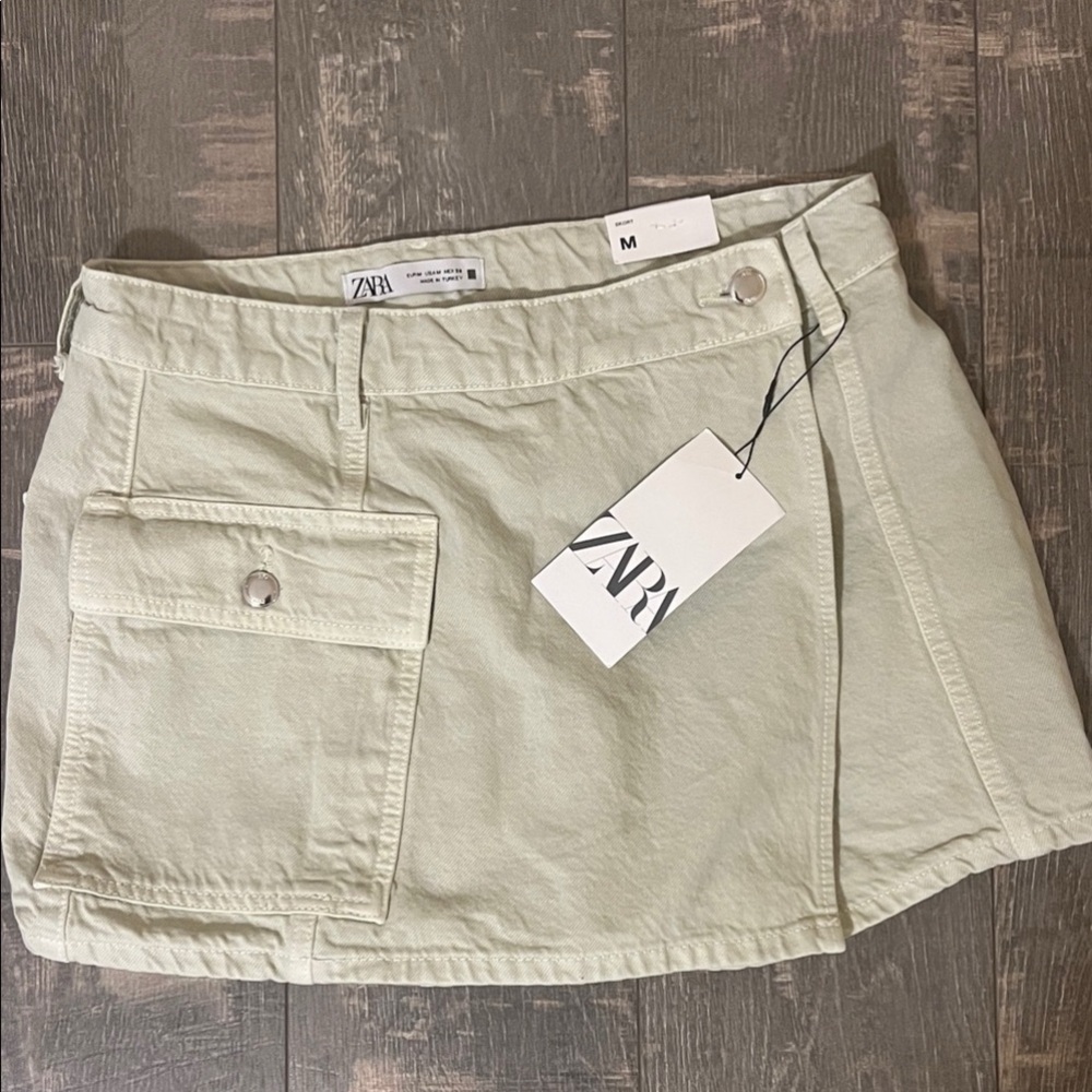 Zara Women's Shorts in Beige/NEW